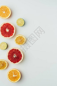 葡萄油柠檬石灰和橙色切片顶部灰色图片