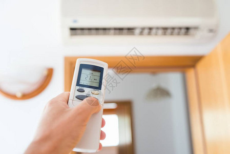 使用遥控装置对空调机的温度作近图片