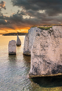 Dorset天桥附近的Purbeck岛日落粉笔图片