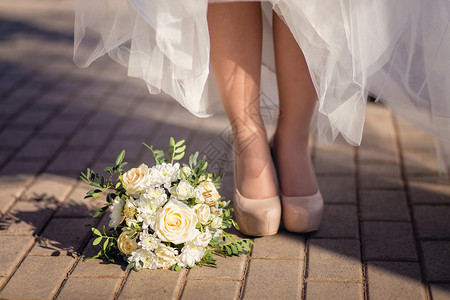 新娘的捧花躺在地上多条带鞋的腿图片