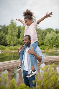 亚非的美国父亲和兴奋的女儿在公图片