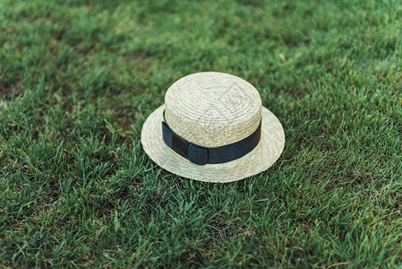 草地上带丝的时尚草帽特写背景图片