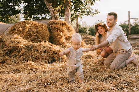 快乐的一家人一起在乡下过暑图片