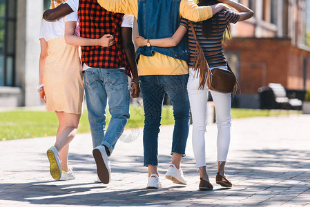 一群多文化朋友在街上一起走在一起时拥抱着的拥抱图片