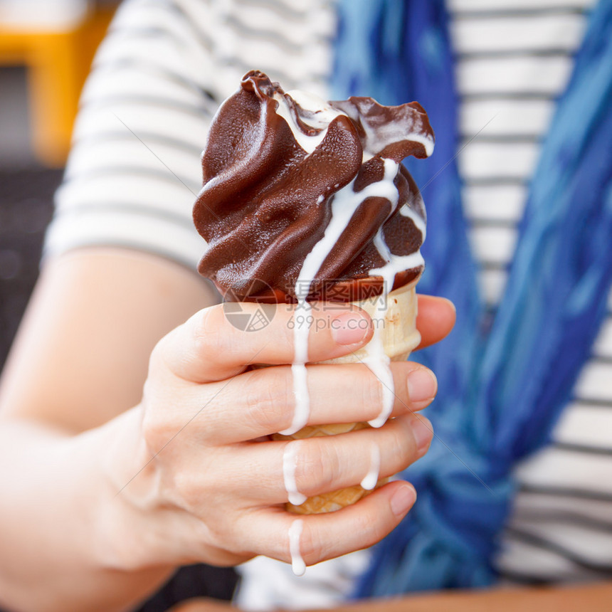冰淇淋在女人手中融化图片