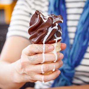 冰淇淋在女人手中融化图片