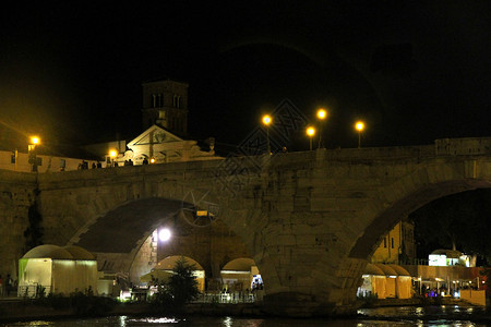 夜晚的罗马台伯岛特维尔河上的桥图片