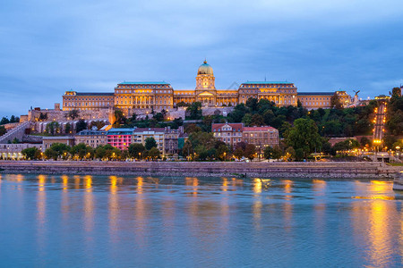 匈牙利地标王宫在晚上匈图片