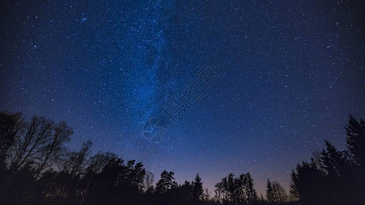 美丽的夜空与银河在森图片