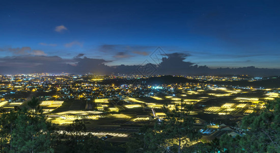 大叻一个山谷的城市夜景图片