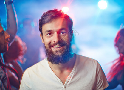 快乐的未剃发男人在夜总会派对上带着图片