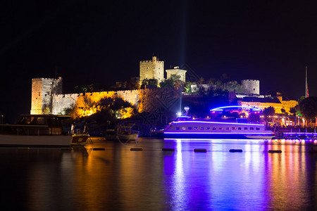 土耳其爱琴海岸夜间的图片