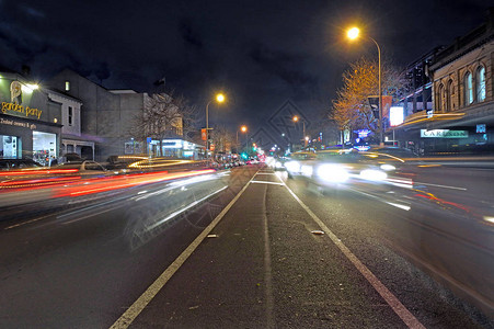 Ponsonby公路的夜间交通图片