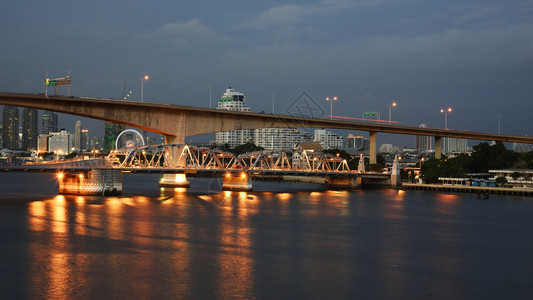 龙年自驾游车队编号贴黄昏时分的Krungthep吊桥景观这里建于1959年背景