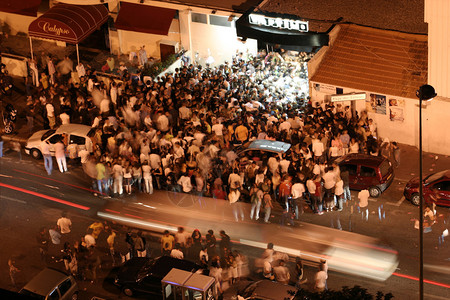 晚上在街上的人群图片
