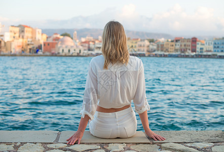 女人看着海湾和背景图片