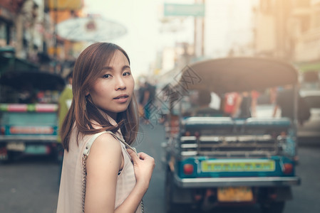 亚洲年轻女站在泰国曼谷著名的背包车街高山Khao图片