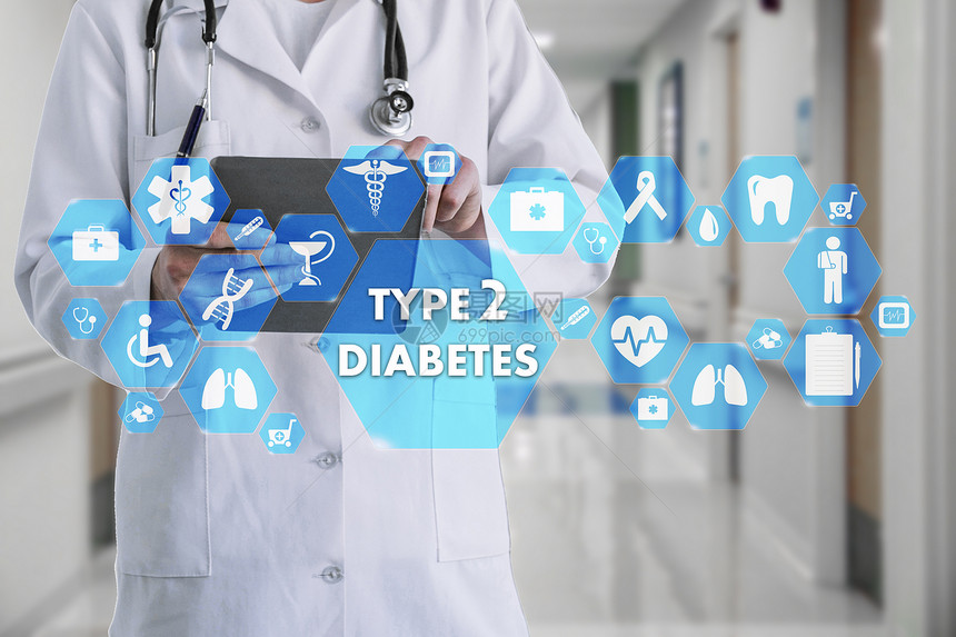 医院背景虚拟屏幕上医疗网络连接中带听诊器和2型糖尿病图标的医生技图片