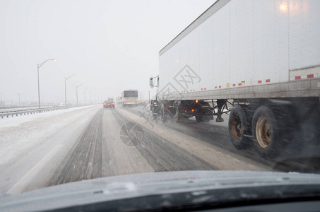 暴风雪时在高速公路图片