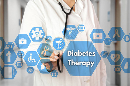 医生与听诊器和糖尿病治疗图标在医院背景的虚拟屏幕上的医疗网络连接技图片