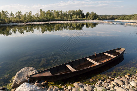 河上的独木舟图片