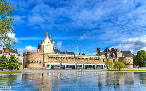 布列塔尼公爵城堡城市电车和法国南特的水镜喷图片