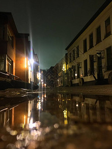 夜间雨后水坑中城市的倒影图片