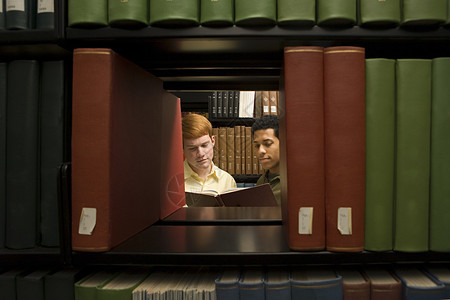 两个学生在图书馆看书图片