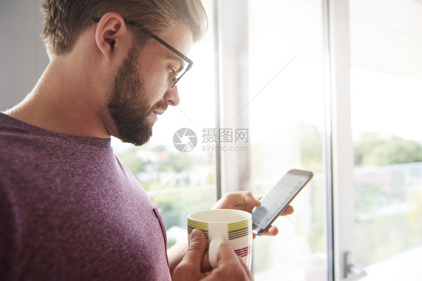 男人用手机看新闻图片