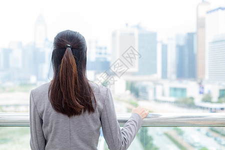 景观阳台在阳台上看城市的女背景