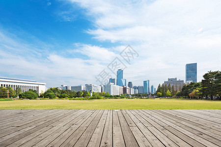 空木质地板上的城市景色和图片