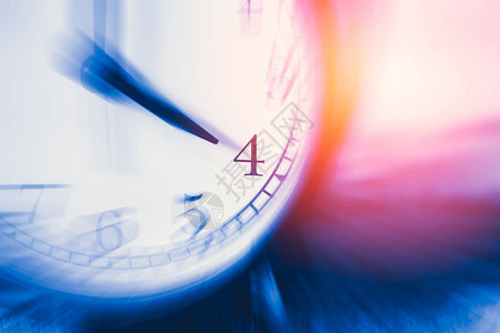 时钟间与缩放运动模糊焦点在4点钟快速图片