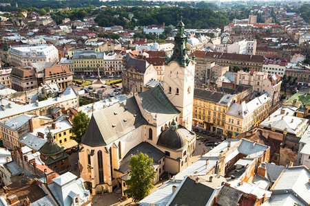 从利沃夫市政厅的顶视图建设城市的城市管理目前为游客开放的观点图片