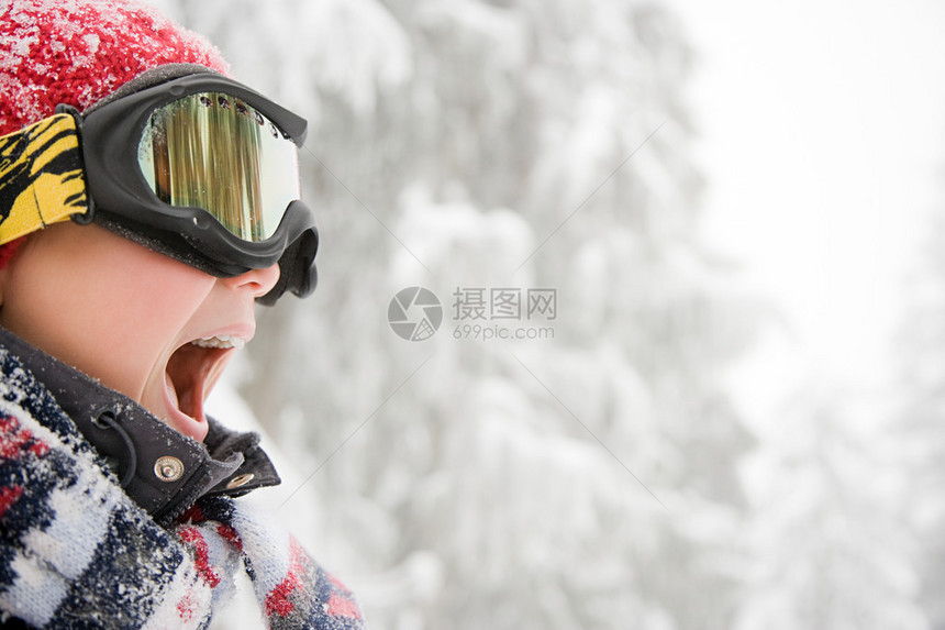 戴滑雪镜的男孩图片