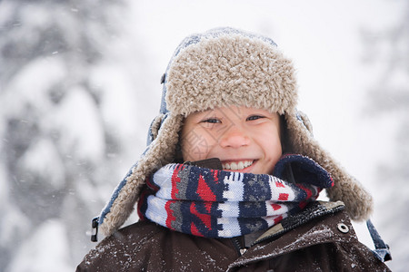 男孩在雪地里的肖像图片