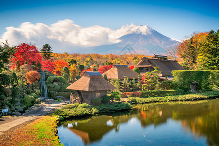 与富士山一起建有历史悠久的日本背景图片