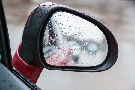 雨中开车雨天后视镜上的雨滴图片