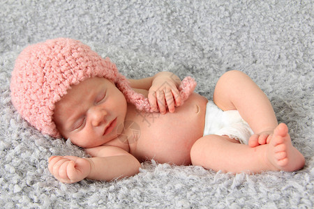 穿着粉红色编织帽子的十天婴儿女婴睡高清图片