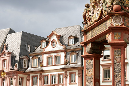 德国美因茨市中心的历史房屋在一图片