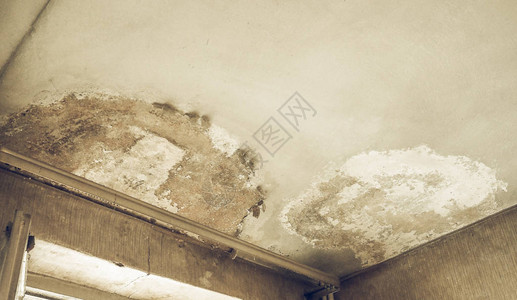 天花板上的潮湿和气造成的复古外观损坏图片