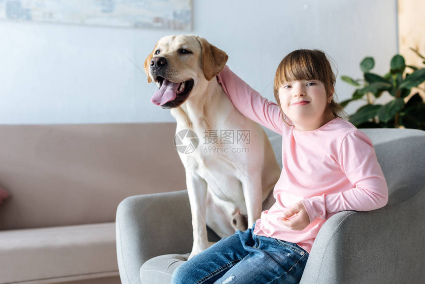 小孩有综合症在拉布多抓狗图片