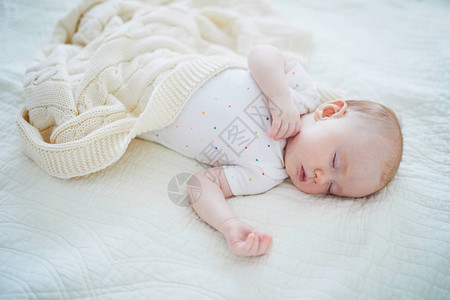 可爱的女婴睡在婴儿床内图片