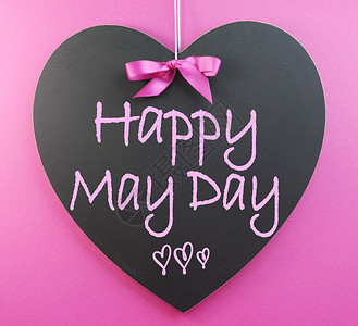 5月1日以粉红色背景庆祝的五月节快乐时背景图片