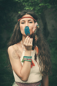 美丽的波希米亚时尚风格年轻女子羽毛肖像图片