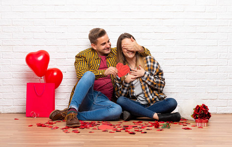 一对夫妇在情人节在室内的情人节图片