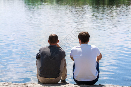 两个好朋友在河边交流图片