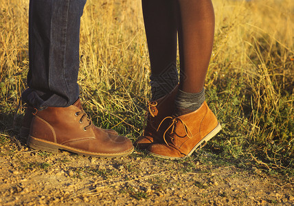 一对夫妇双脚在浪漫的户外恋爱中图片