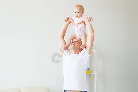 父亲和家庭概念父亲和蹒跚学步的小婴儿在家里玩图片
