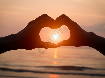 情人节的情人节在海滩日落背景图片