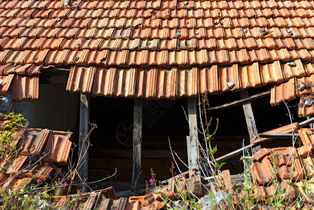 损坏和废弃屋顶的细节瓦片和横梁破损图片